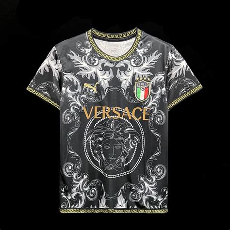 Italien x Versace Konzepttrikot – Xclusivejerseys.